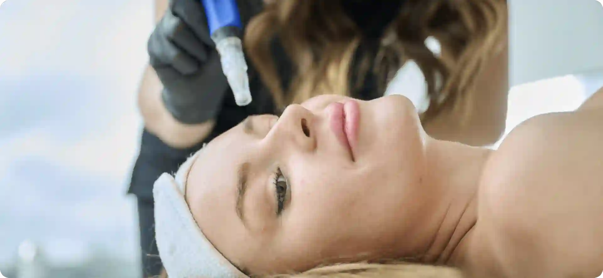 How Do Microneedles Trigger New Collagen and Elastin in Loose Skin Edmonton?
